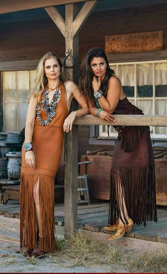 Roupas em estilo folk, bota texana, acessórios indigenas, e com franjas