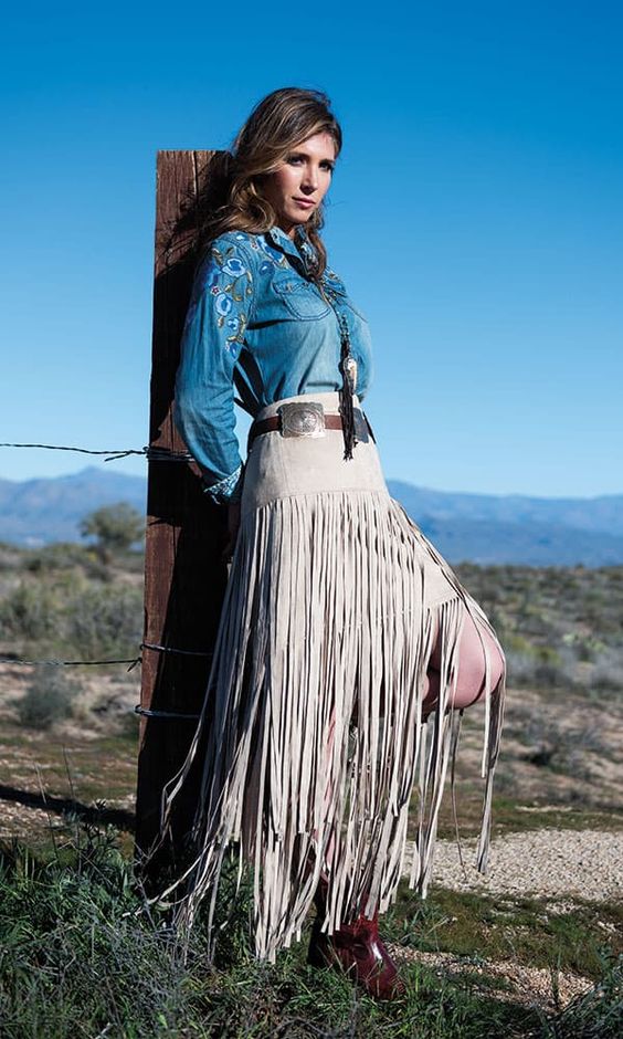 Roupas em estilo folk, bota texana, acessórios indigenas, e com franjas