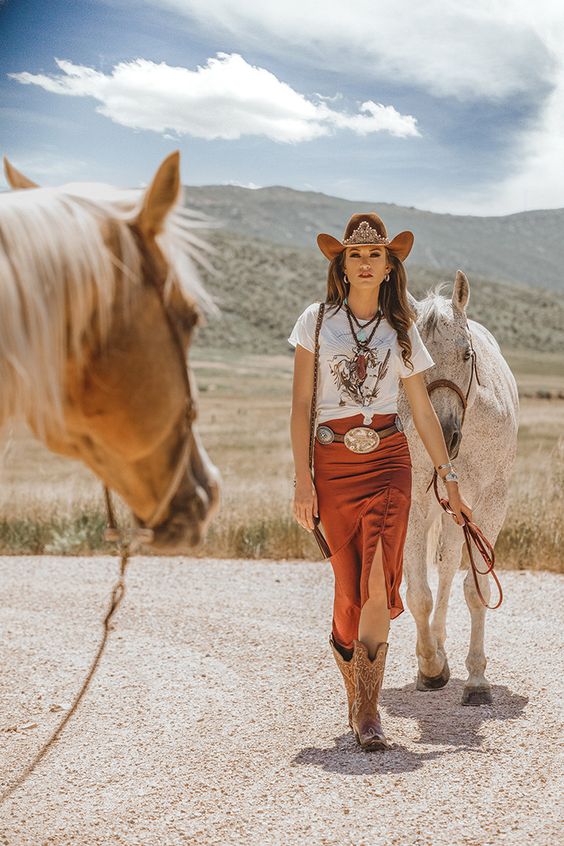 Roupas em estilo folk, bota texana, acessórios indigenas, e com franjas