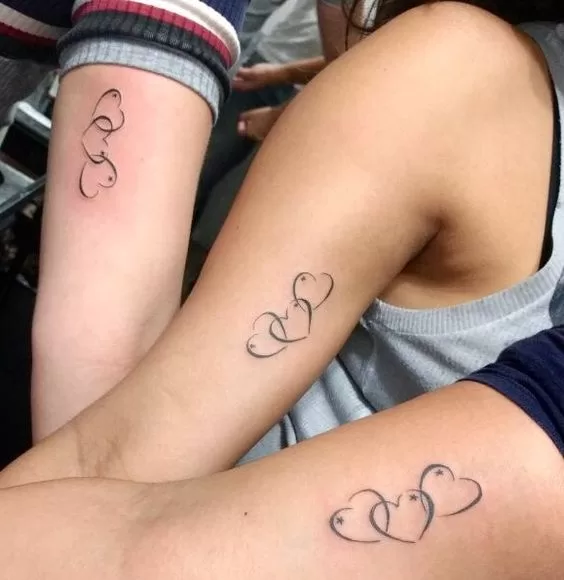 Tatuagem corações entrelaçados