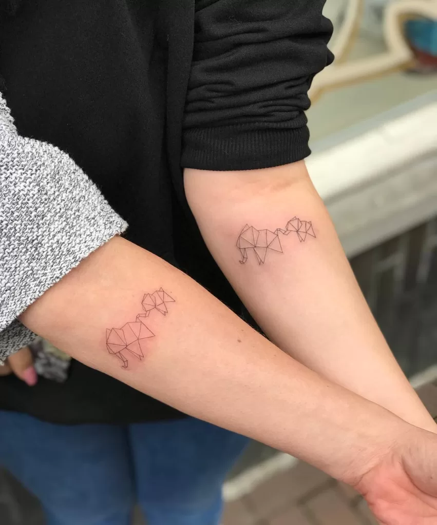 tatuagem mãe e filha minimalista delicada