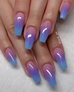 Unhas encapsuladas ombré, rosa, lilás e azul