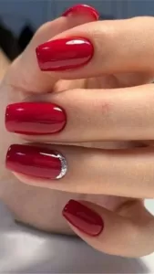 Unhas vermelhas quadradas com detalhe prateado