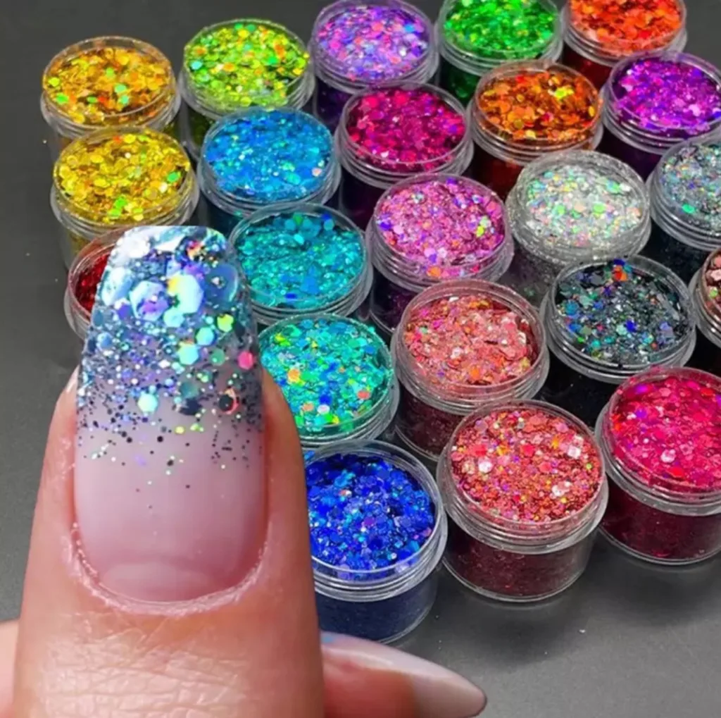 Foto com imagem de glitter para ser aplicado em unhas, em vários tamanhos e cores