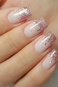 unhas encapsuladas decoradas com glitter rosa