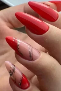 Unhas encapsuladas vermelhas com detalhe dourado