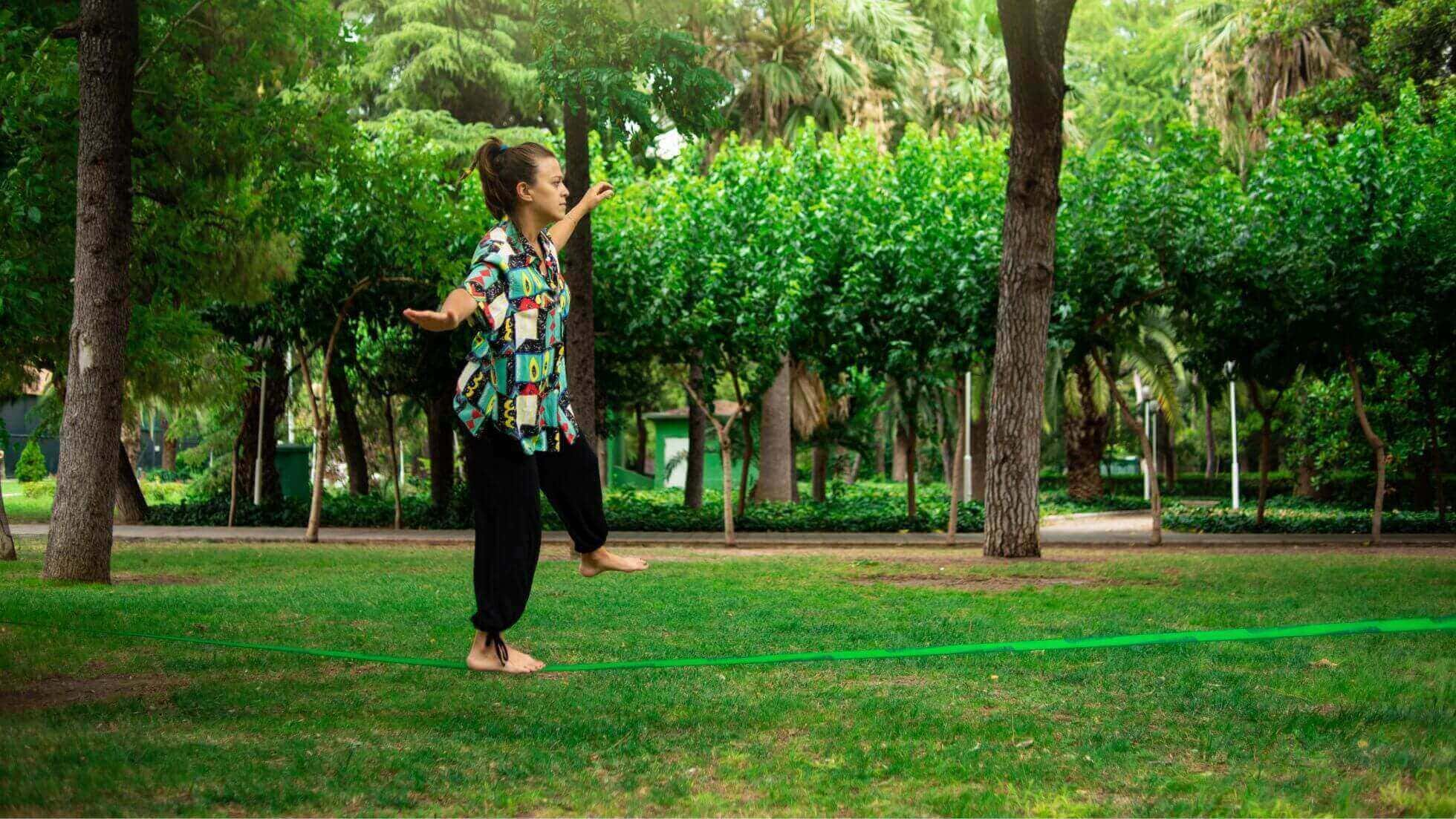 pessoa praticando slackline - esportes divertidos