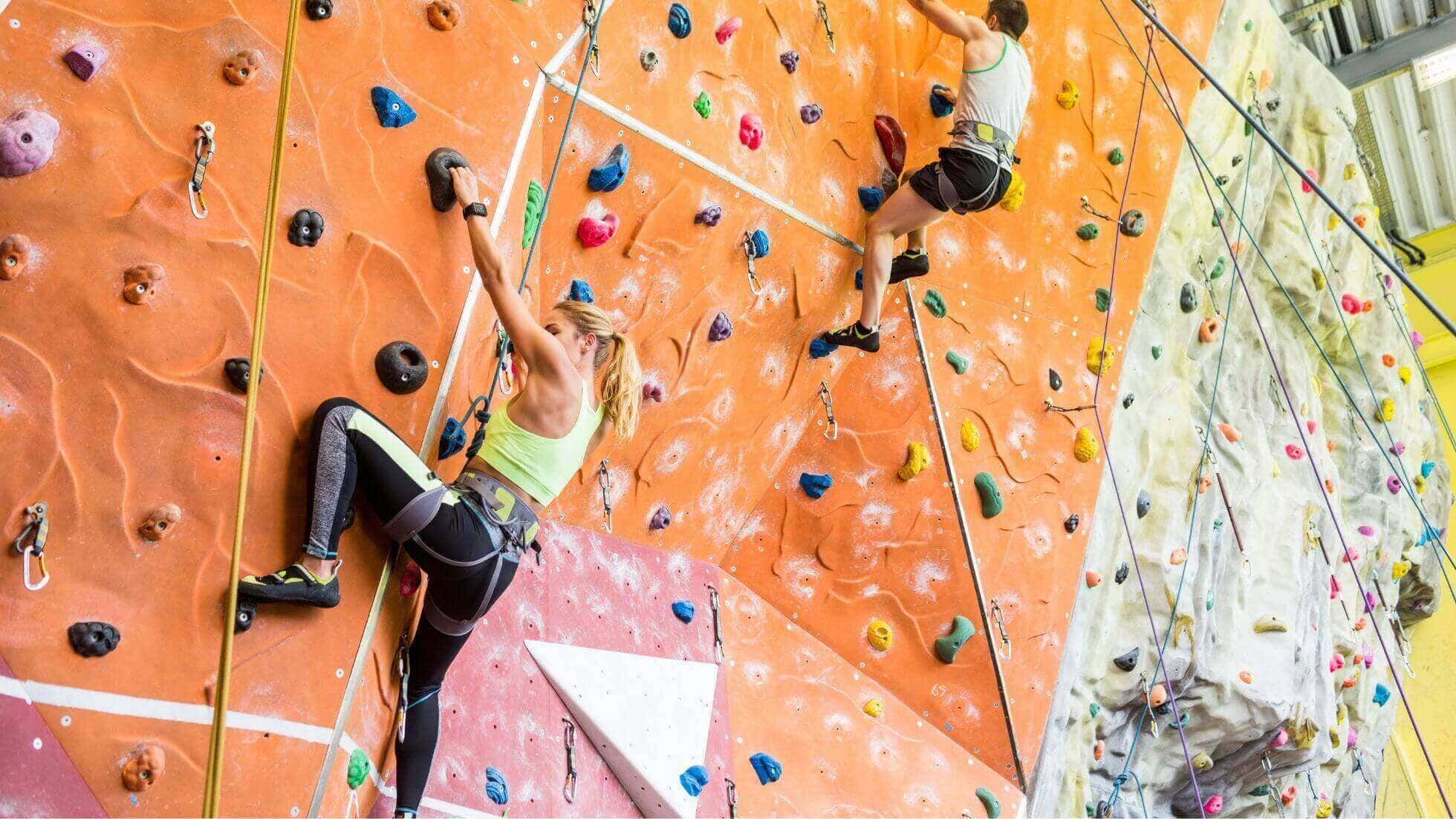 pessoas fazendo treino de escalada - esportes divertidos