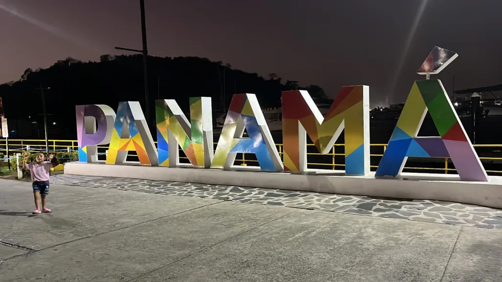 Amador Causeway à noite - Vista da ponte das Américas e a entrada do canal do Panamá - opção de local para visitar no panamá