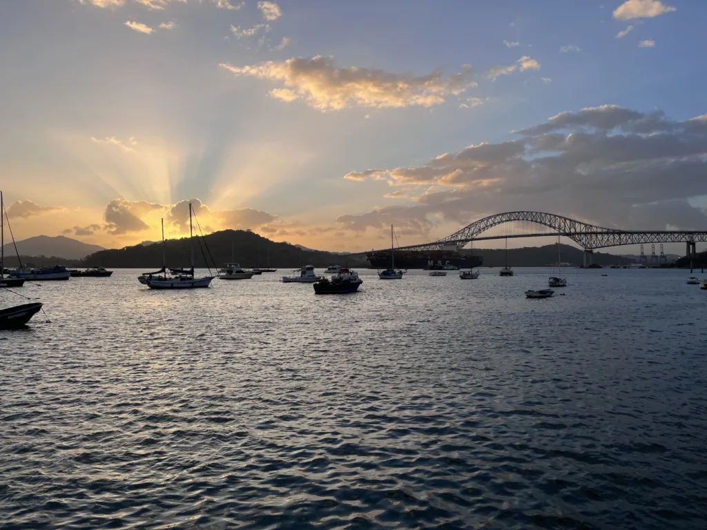 Vista da ponte das Américas e a entrada do canal do Panamá - opção de local para visitar no panamá