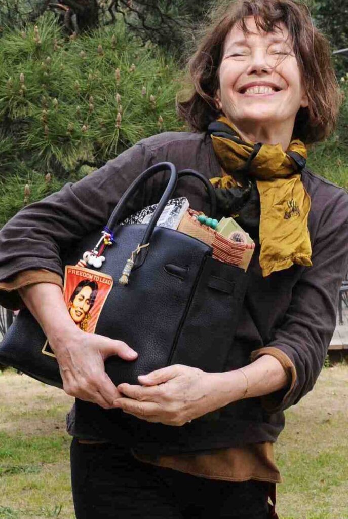 Jane birken usando bolsa personalizada